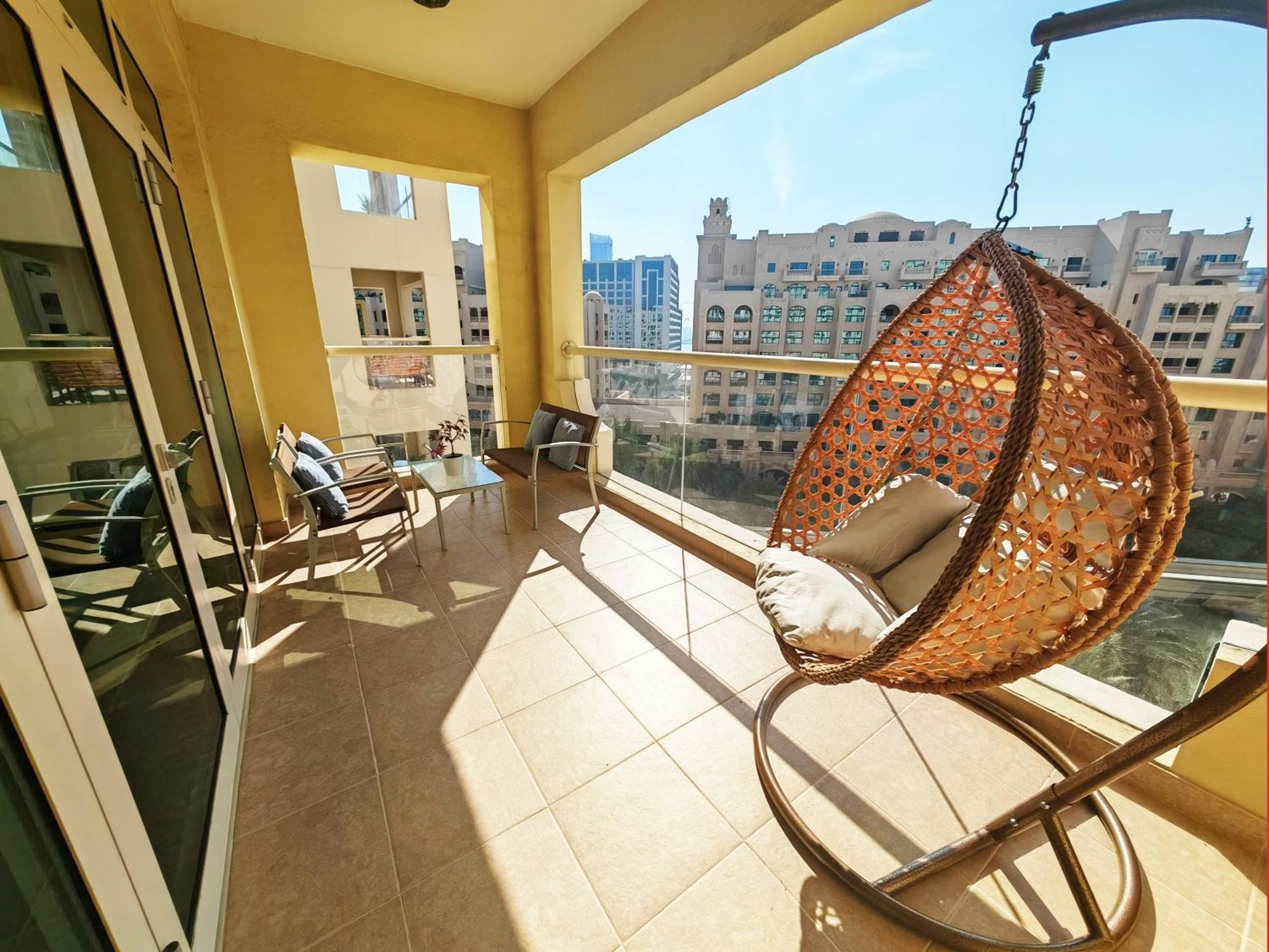 Apartamento Seaside Serenity Elegant 1br Escape In Palm Jumeirah By La Buena Vida Homes Dubái