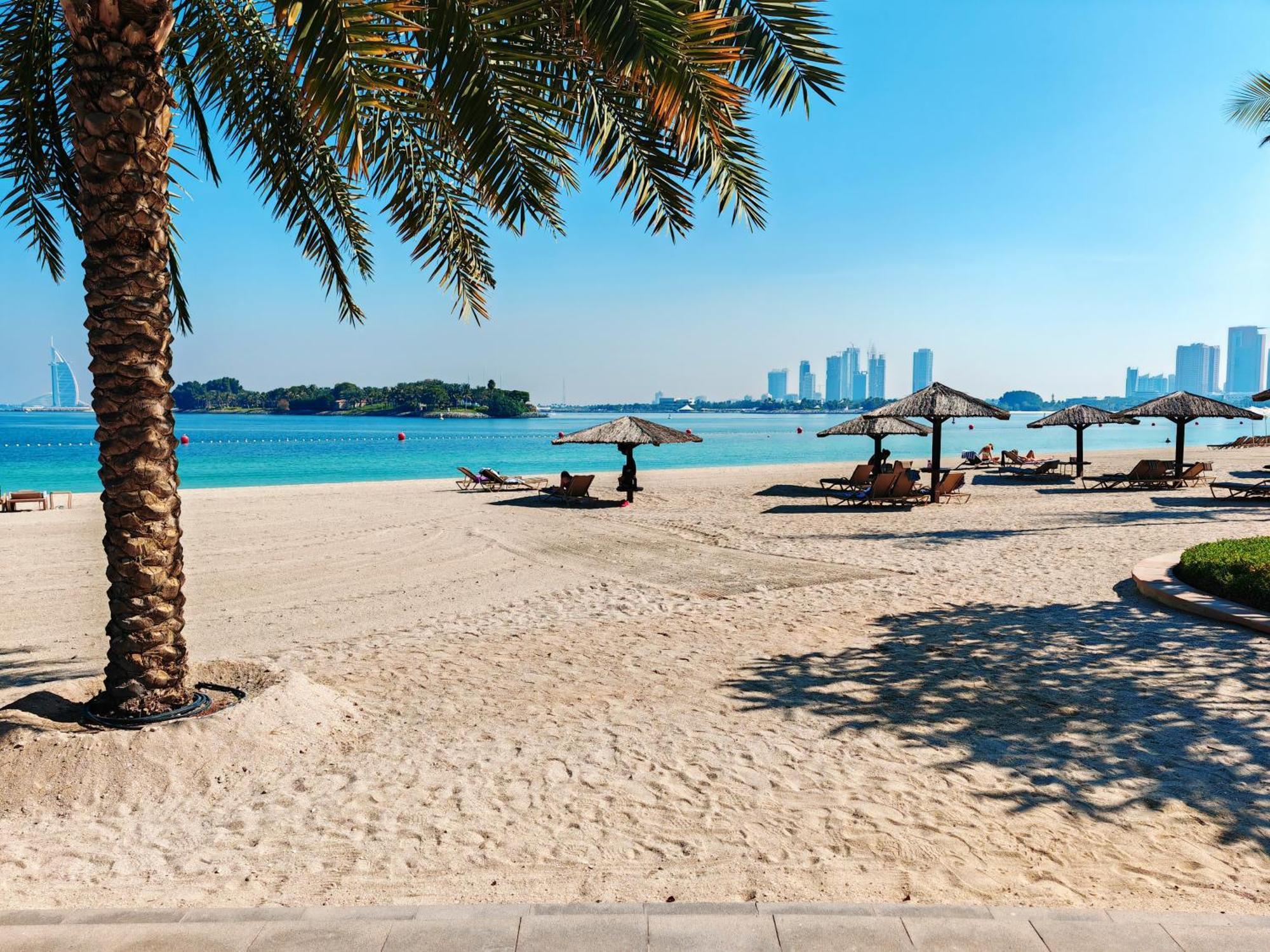Seaside Serenity Elegant 1br Escape In Palm Jumeirah By La Buena Vida Homes Dubái