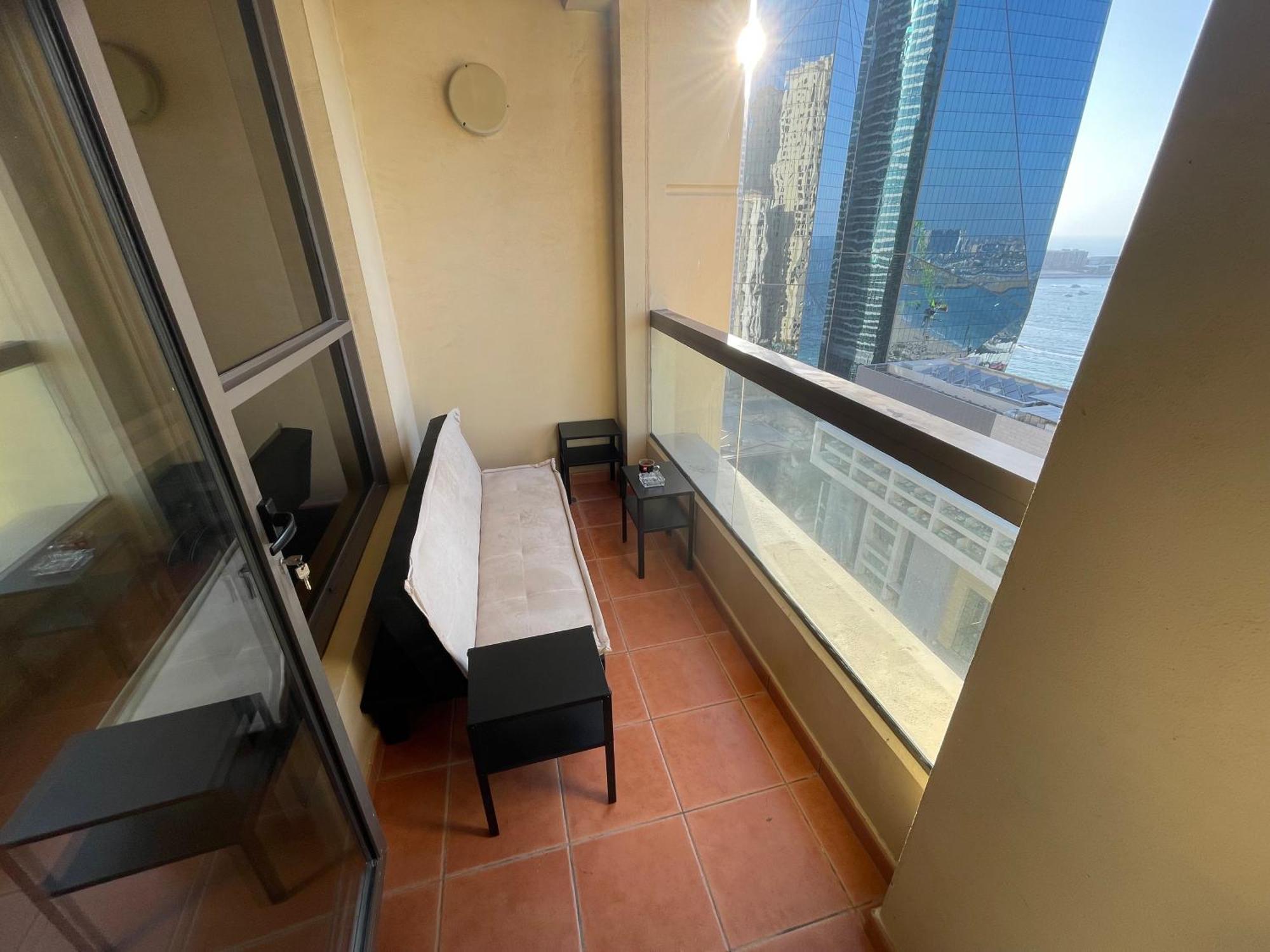 Asrama Seaview Beach Jbr - Walk To Beach - Gym - Pool - Metro Station Dubai