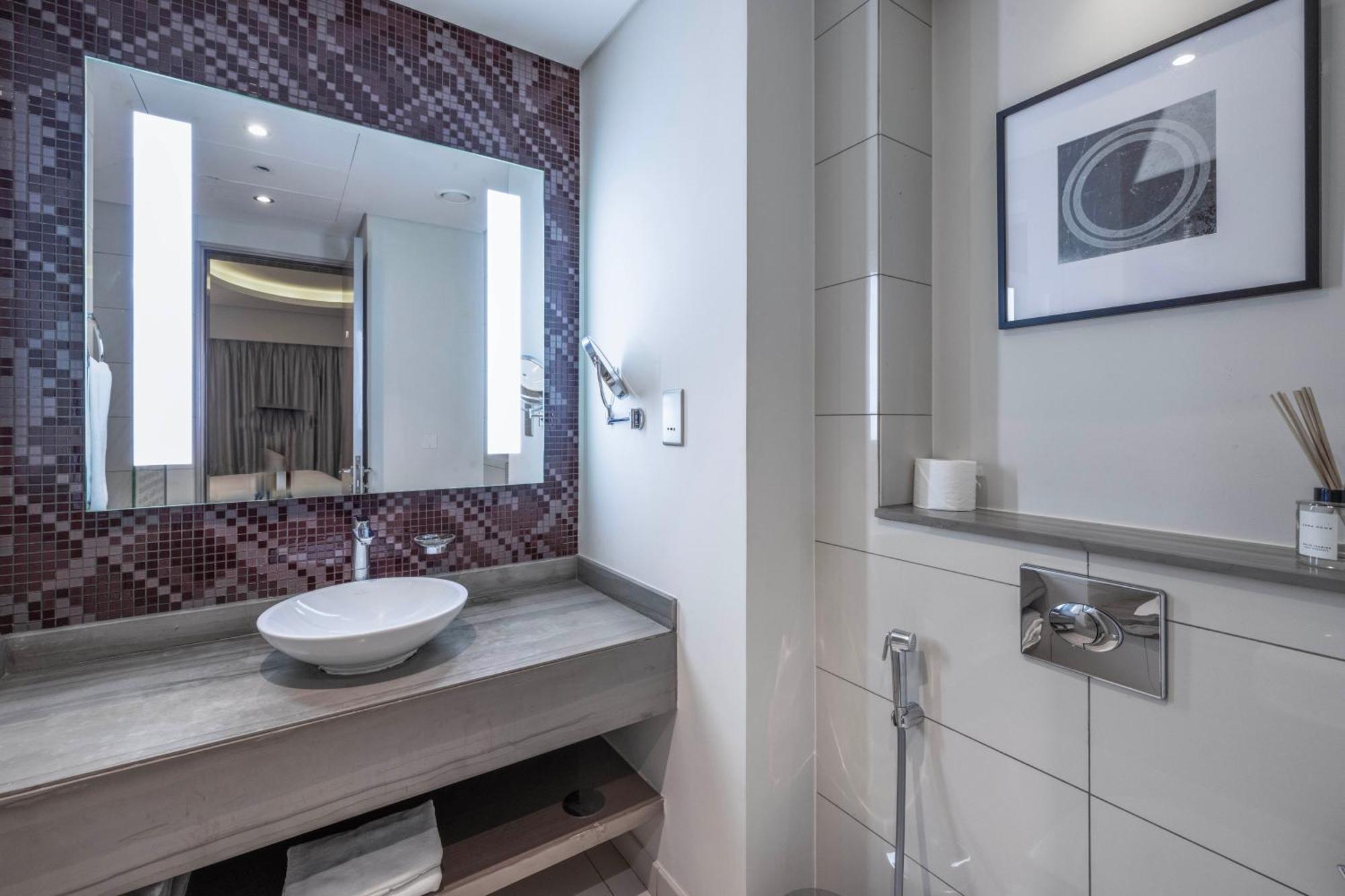 Paramount Towers - Elegant Apartemen