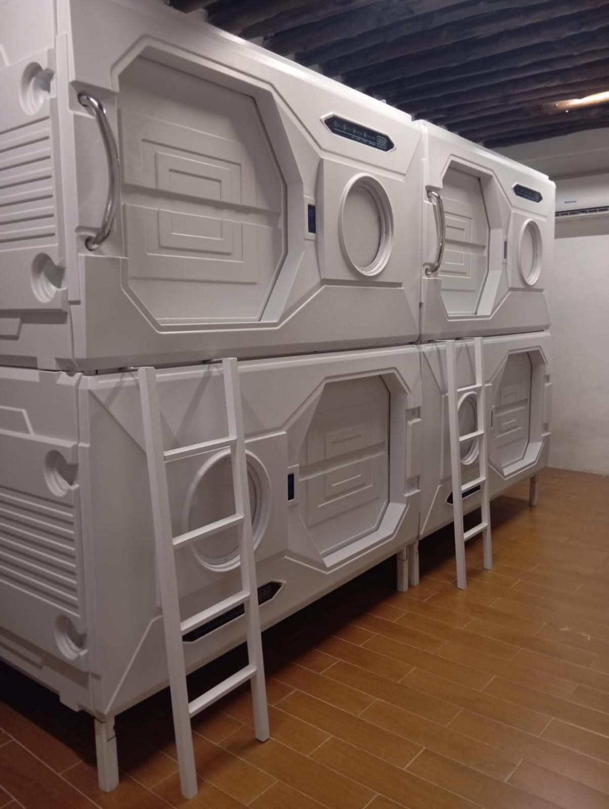 Al Qudra Lakes By Hyba Capsule hotel *