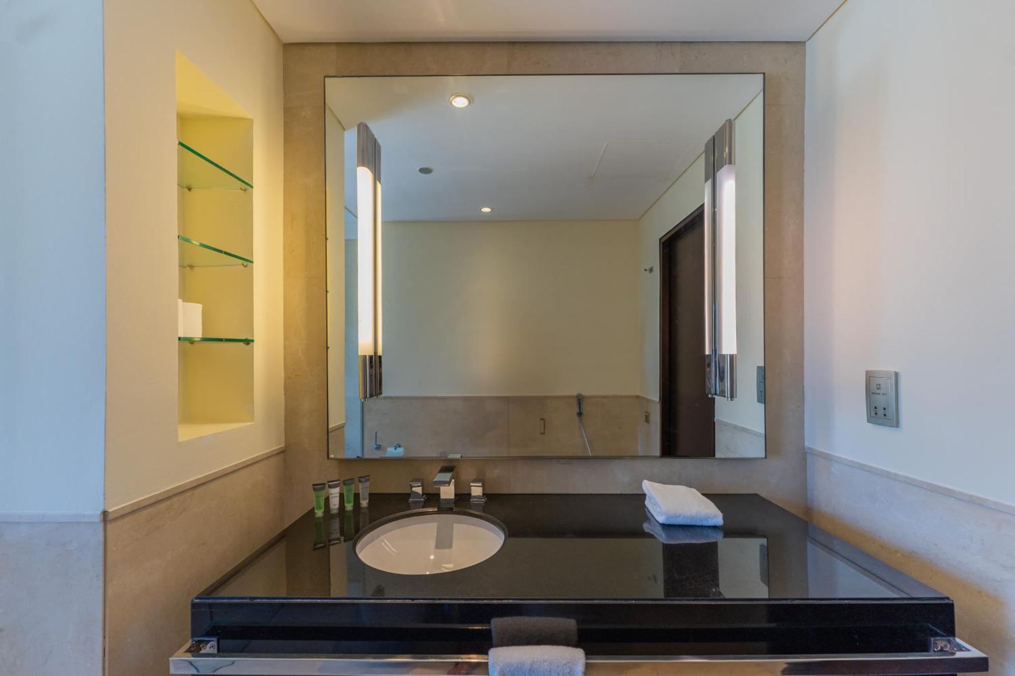 Spacious, Modern In Marina
