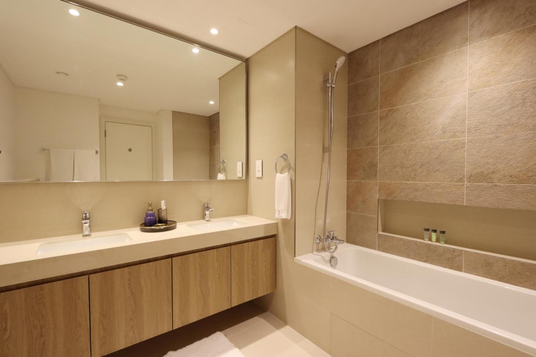 Livbnb - Elegant 3+1 W/ Burj View, Near Mall Dubaï