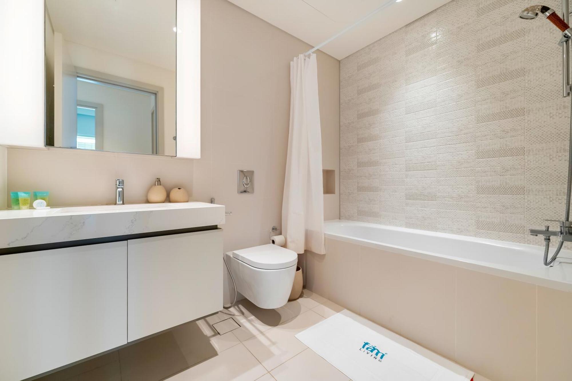 Fam Living - Beachfront Getaway In Emaar Beachfront - Private Access And Luxury Amenities *