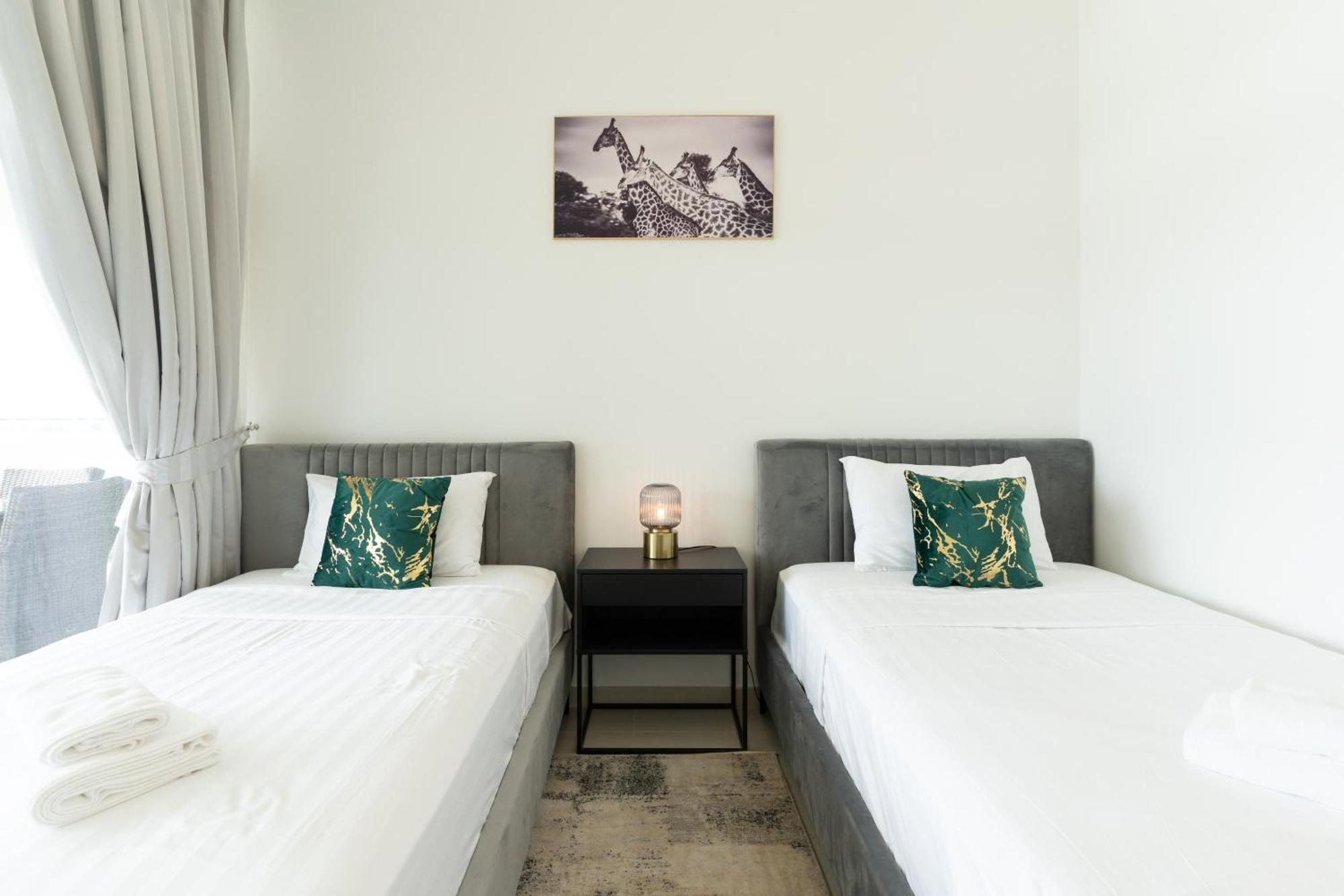 Daniels Sea View 2br In Mina Azizi The Palm Apartment