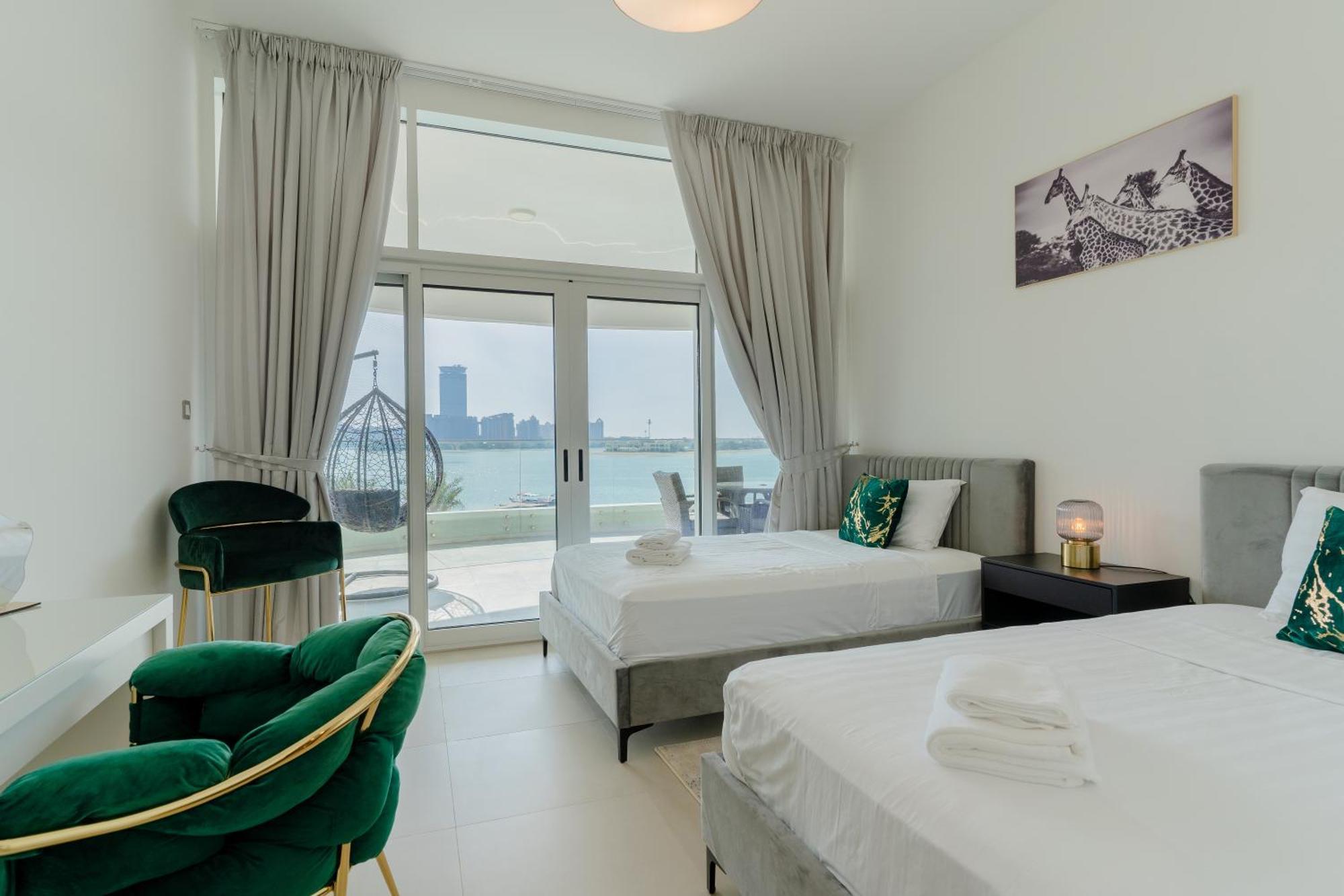 Daniels Sea View 2br In Mina Azizi The Palm Dubai