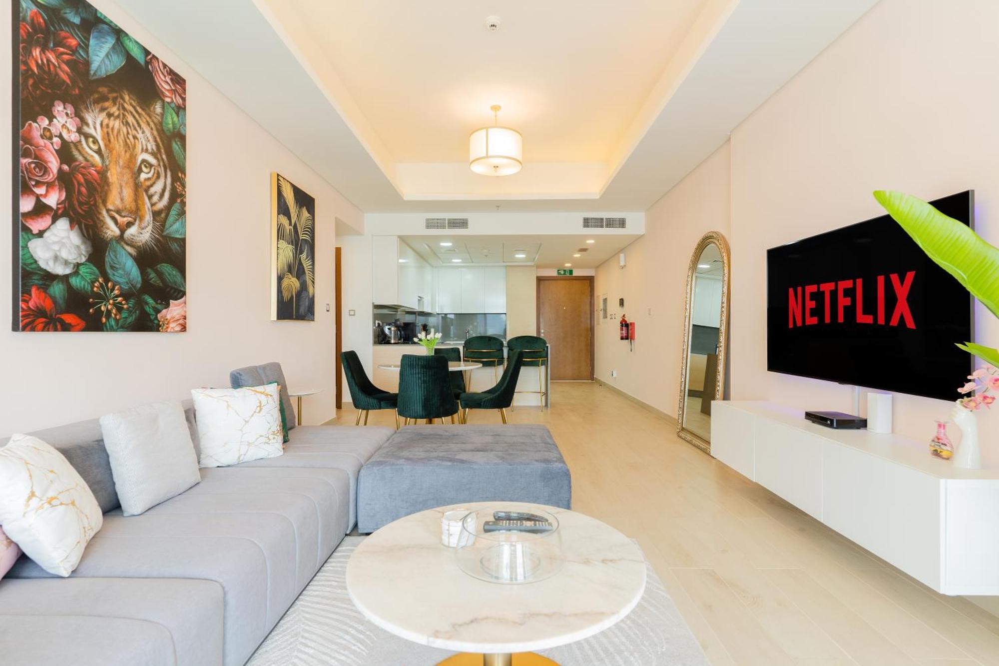 Daniels Sea View 2br In Mina Azizi The Palm *