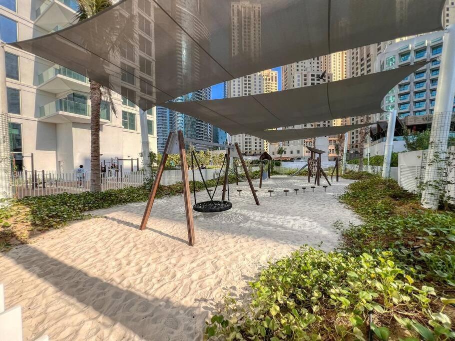 Apartemen Delightful 1br In Jbr With Access Dubai