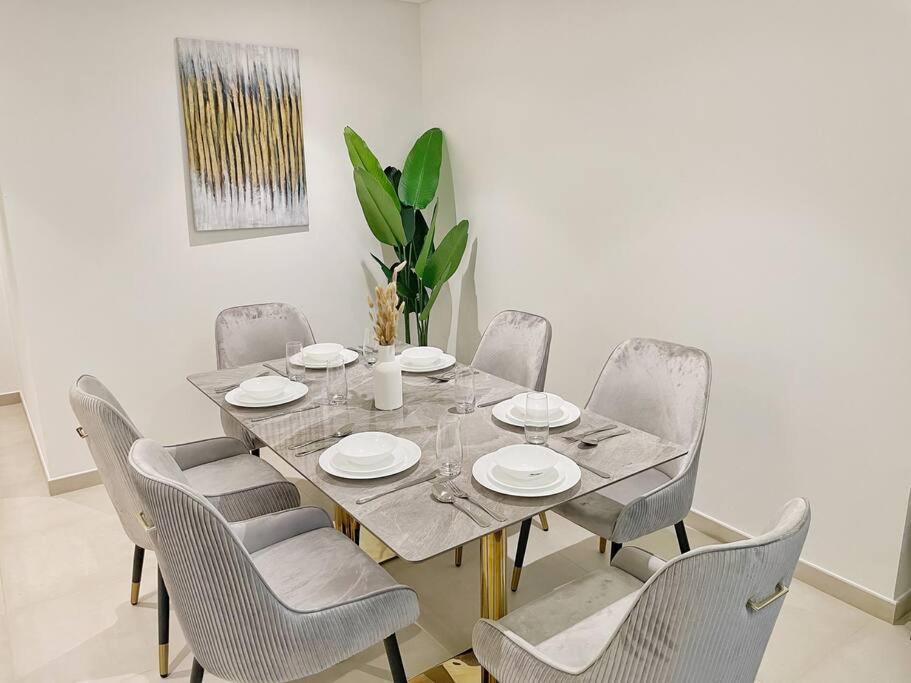 Downtown, Burj Khalifa Views, Mall Connected Apartemen Dubai