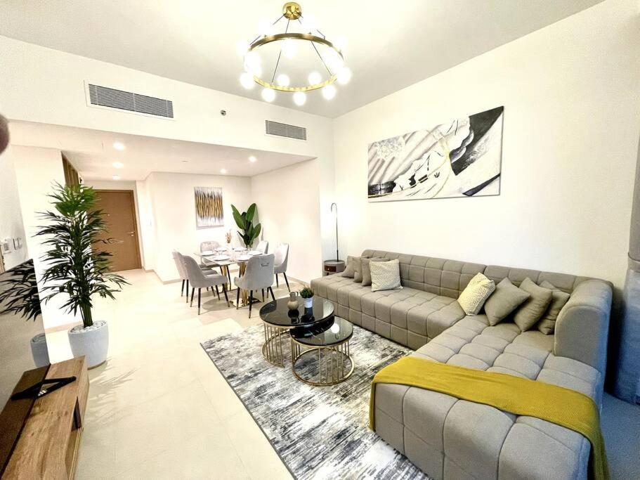 Downtown, Burj Khalifa Views, Mall Connected Apartemen