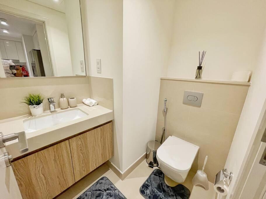 Apartemen Downtown, Burj Khalifa Views, Mall Connected *