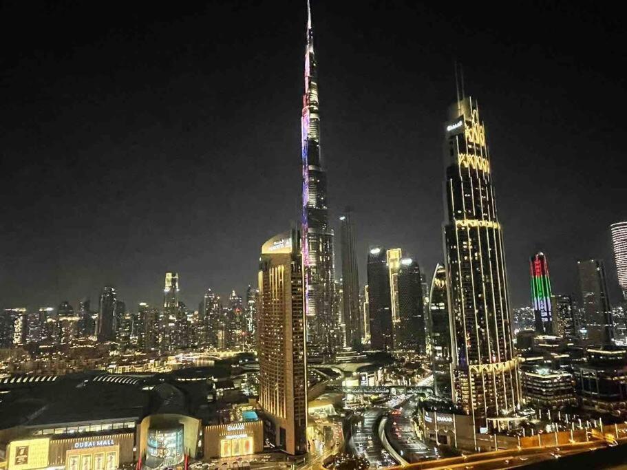 Downtown, Burj Khalifa Views, Mall Connected Apartemen *