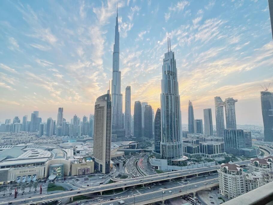 Downtown, Burj Khalifa Views, Mall Connected Apartemen *