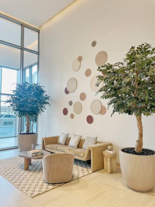 Apartemen Downtown, Burj Khalifa Views, Mall Connected
