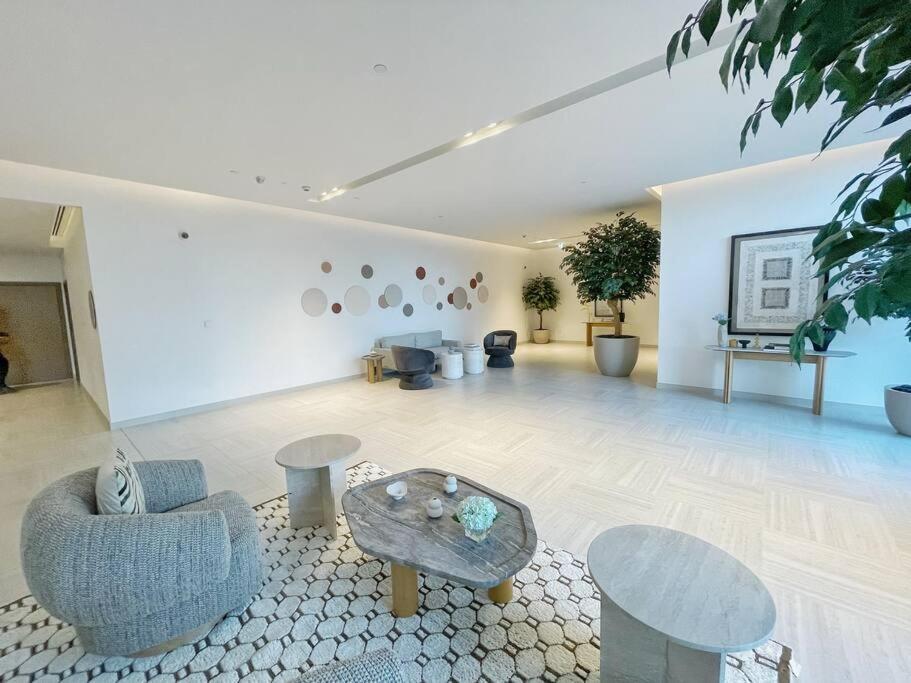 Downtown, Burj Khalifa Views, Mall Connected Apartemen *