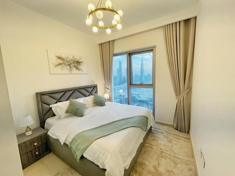 Apartemen Downtown, Burj Khalifa Views, Mall Connected
