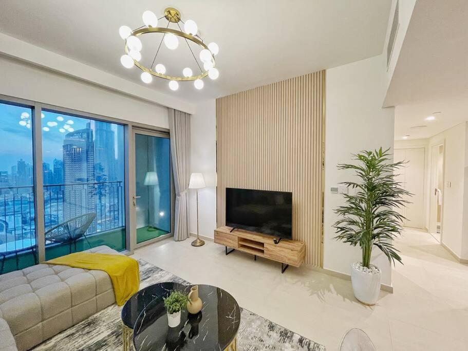 Downtown, Burj Khalifa Views, Mall Connected Apartemen