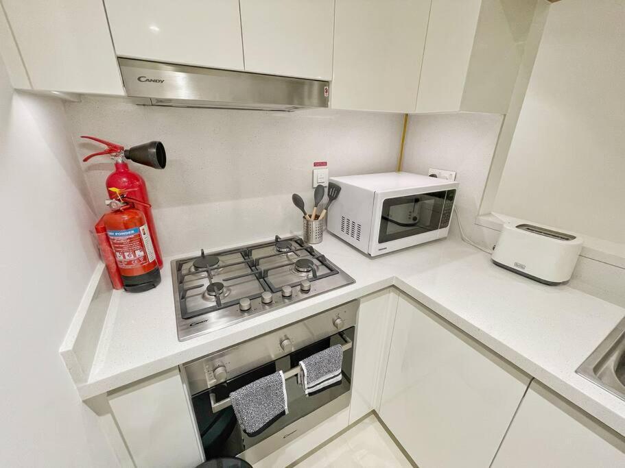 Apartemen Downtown, Burj Khalifa Views, Mall Connected *