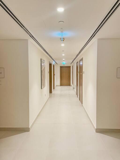 Apartemen Downtown, Burj Khalifa Views, Mall Connected