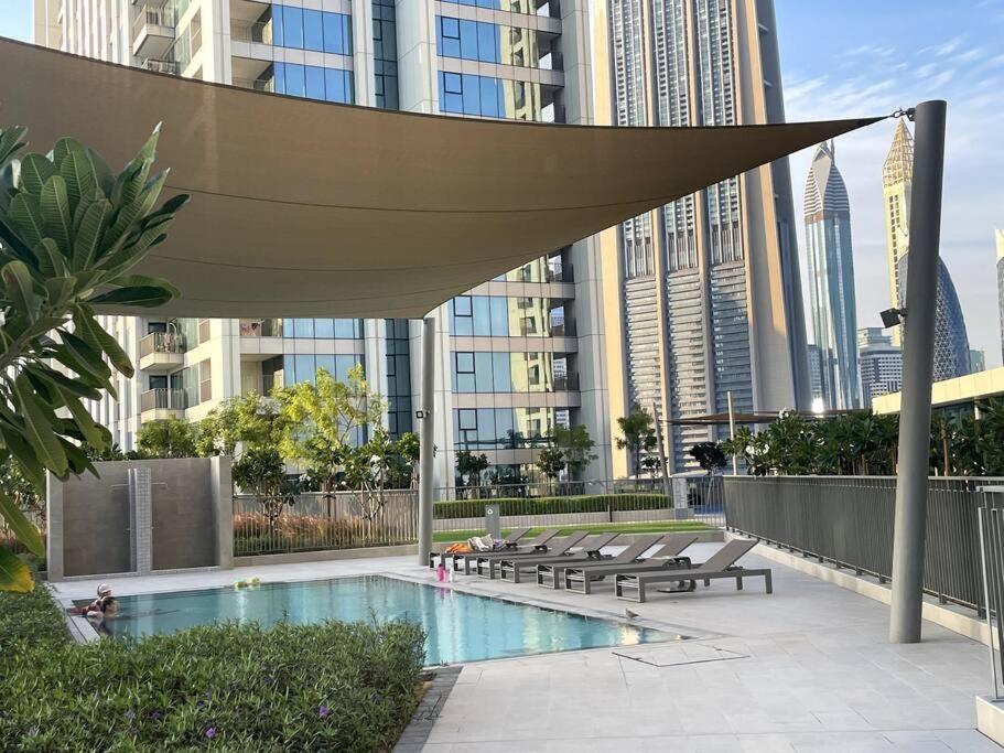 Apartemen Downtown, Burj Khalifa Views, Mall Connected *