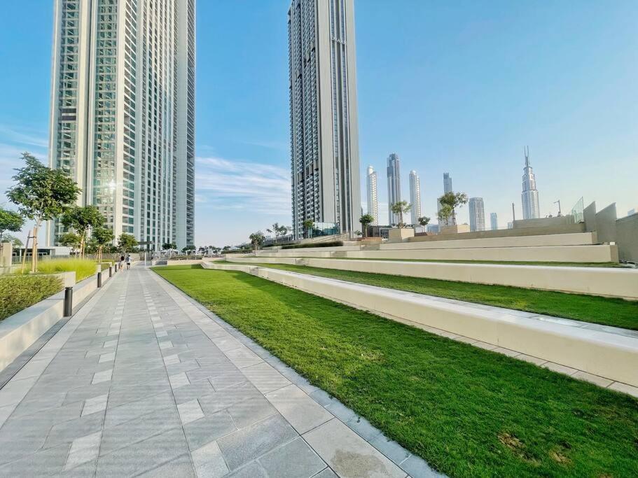 Apartemen Downtown, Burj Khalifa Views, Mall Connected *