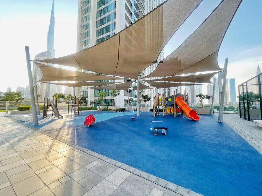 Downtown, Burj Khalifa Views, Mall Connected Apartemen *