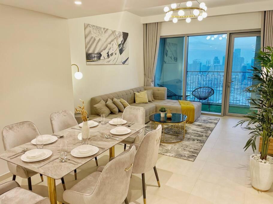 Downtown, Burj Khalifa Views, Mall Connected Apartemen