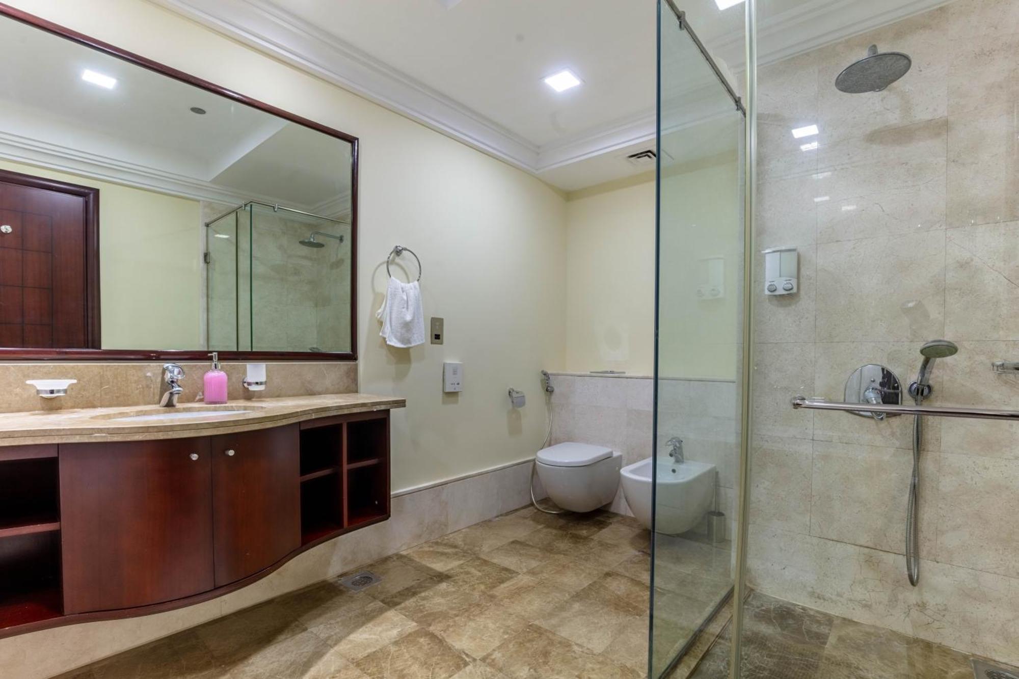 Spacious 2-bedroom Beachfront With Pool Dubai