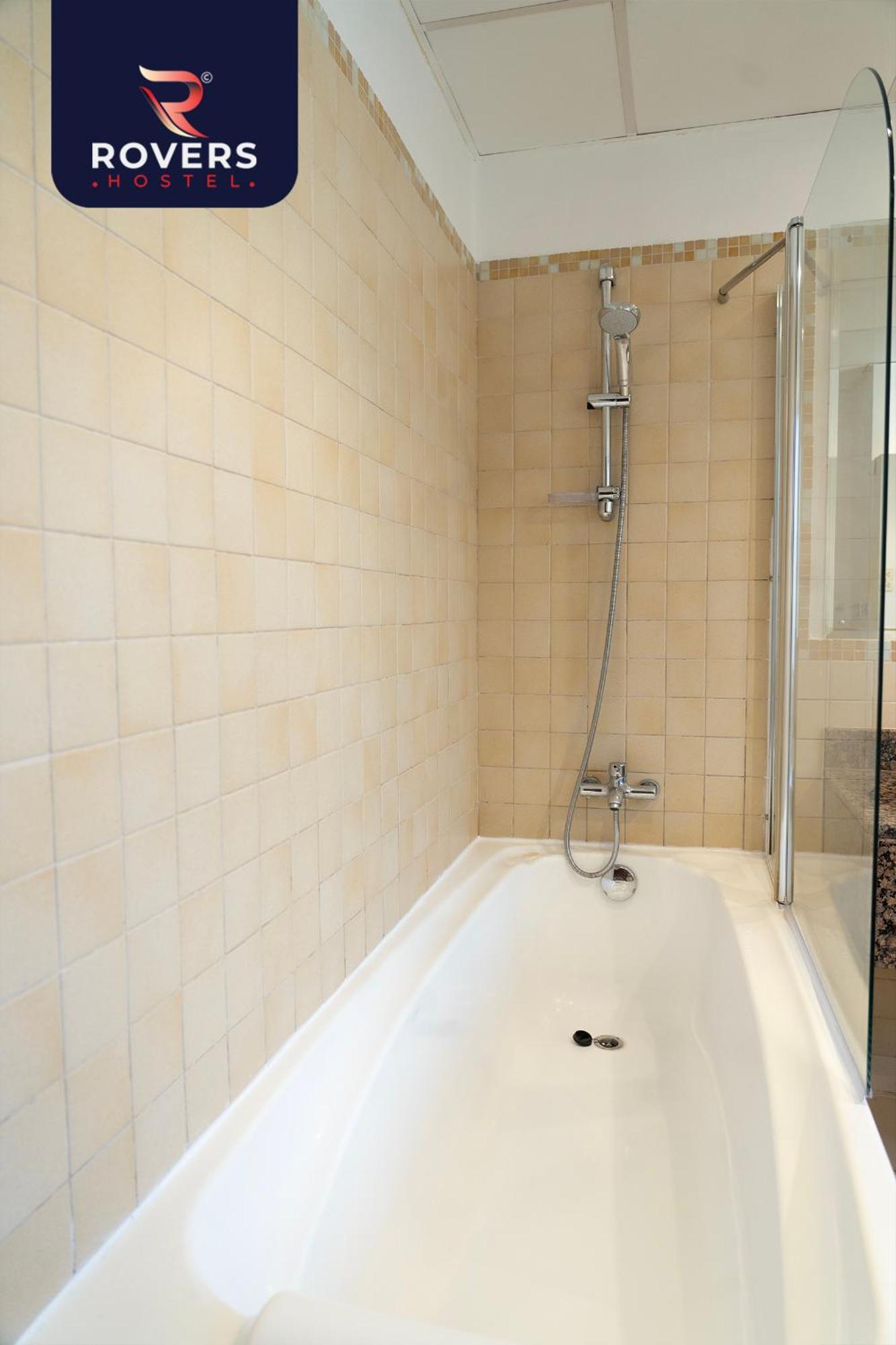 Rovers Beach Jbr Hostel