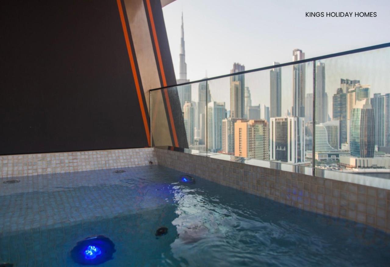 Apartamento Binghatti Canal , Burj Khalifa View With Private Jacuzzi And Cinema Screen ,kings Dubái