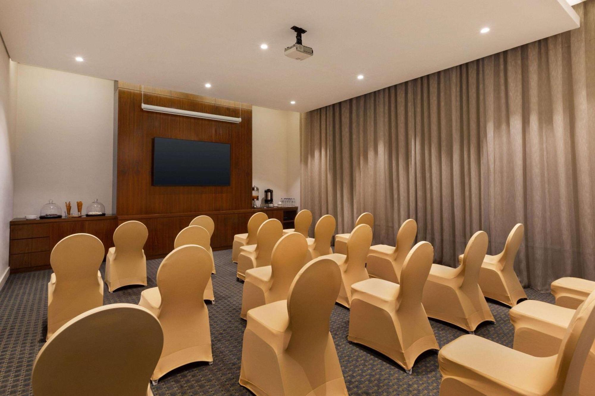 Hotell Ramada By Wyndham Barsha Heights