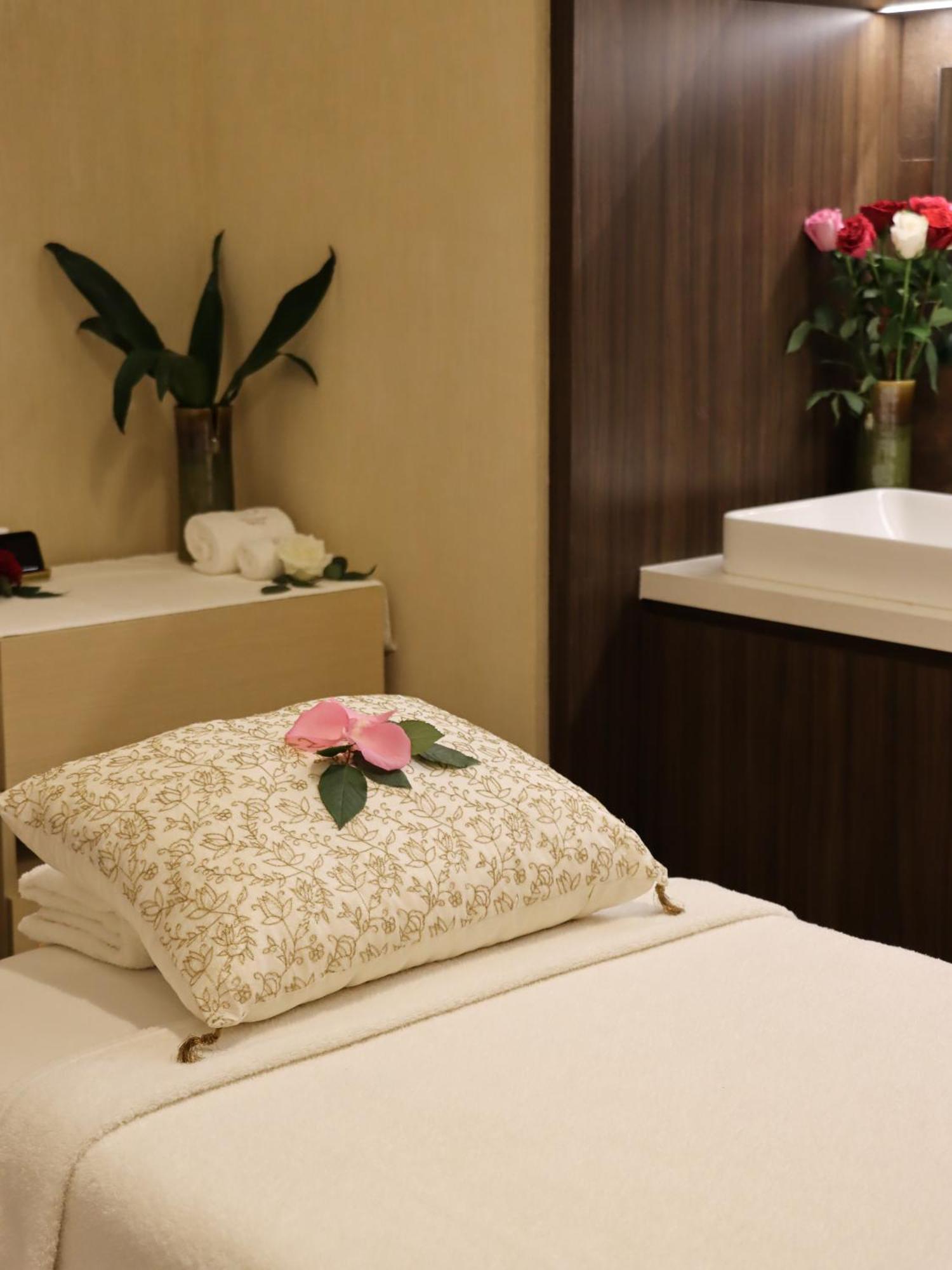 Taj Jumeirah Lakes Towers Hotel 5*