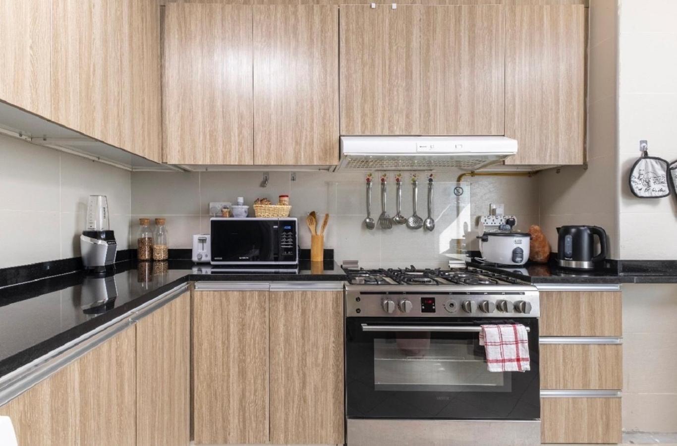 Bright & Cozy, Near Metro & Downtown, Pool, Gym Apartment *