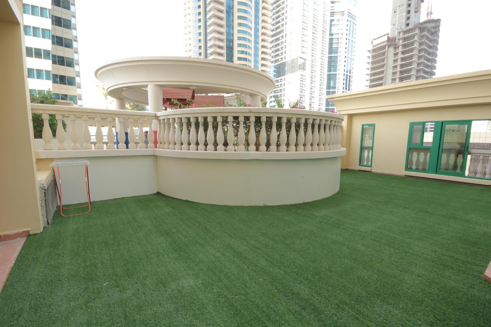 Budget With Private Bathroom For 'girls' Only In Dubai, Marina Dubái