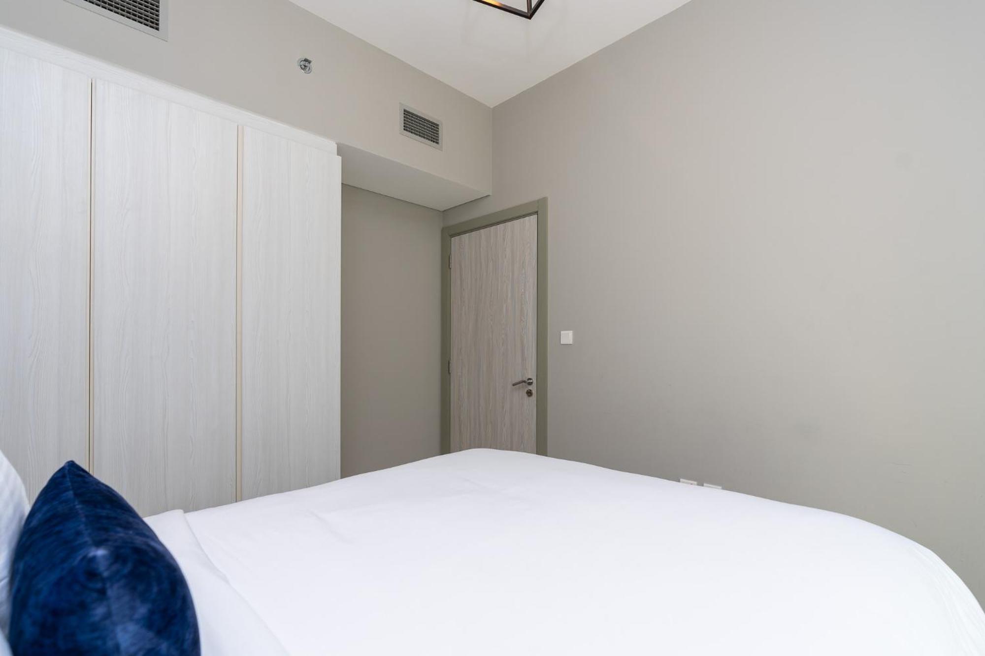Citihome -1br With Balcony & Pool View In Zada Tower * Dubái