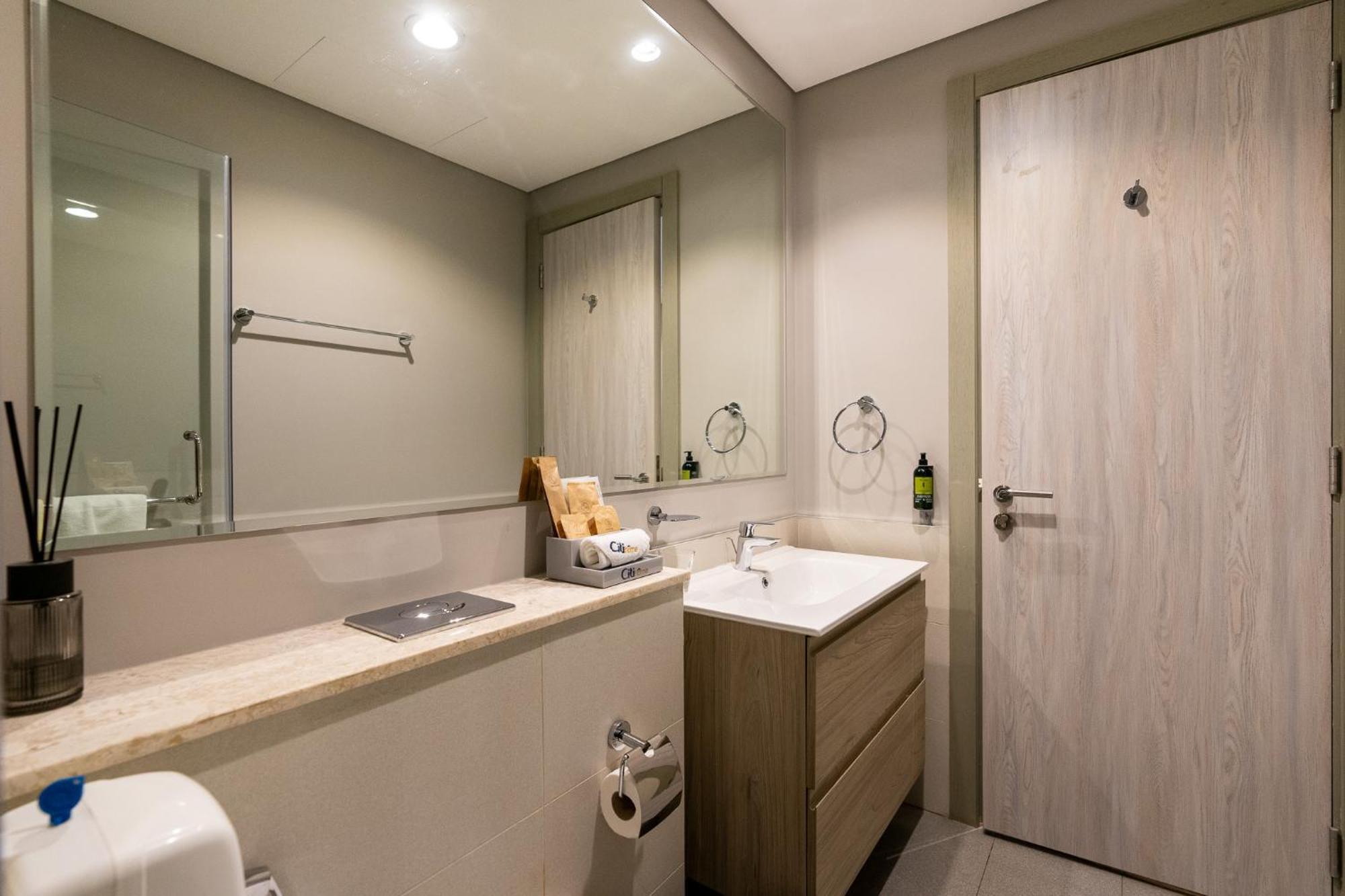 Citihome -1br With Balcony & Pool View In Zada Tower Apartamento Dubái