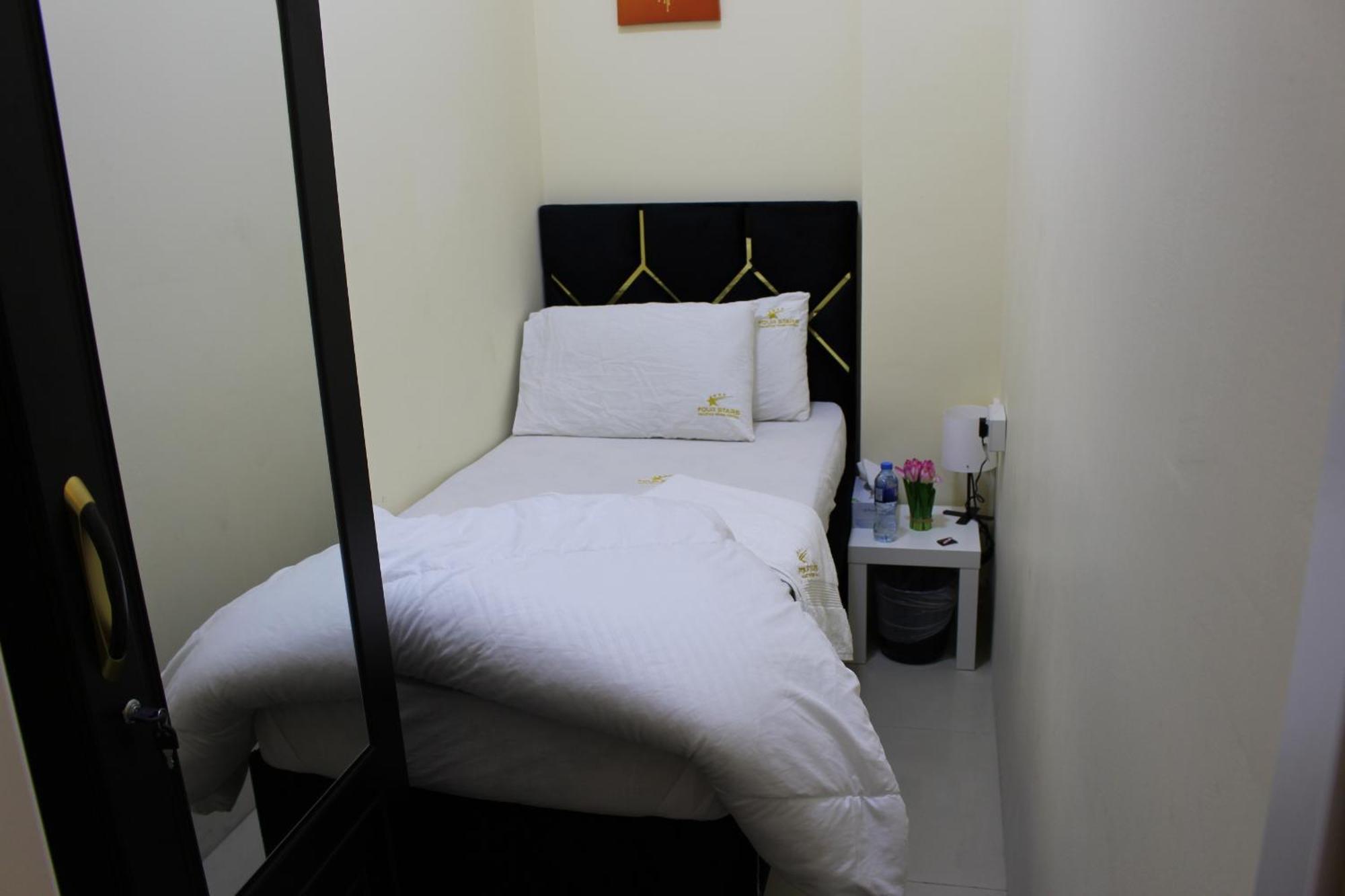 Four Stars Hostal *