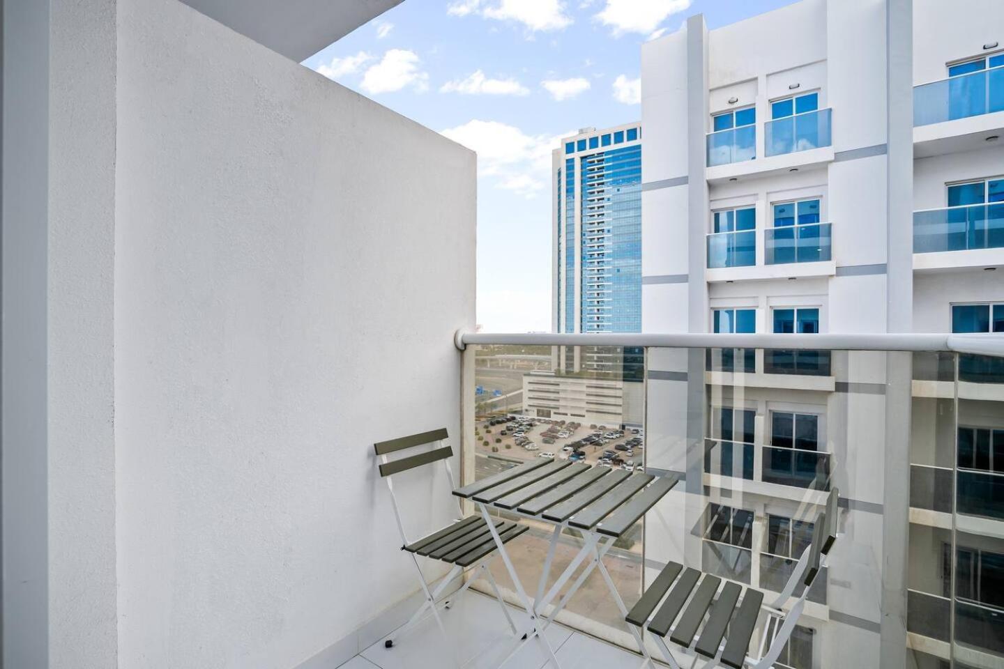 Newly Built Studio - Comfort Apartamento Dubai