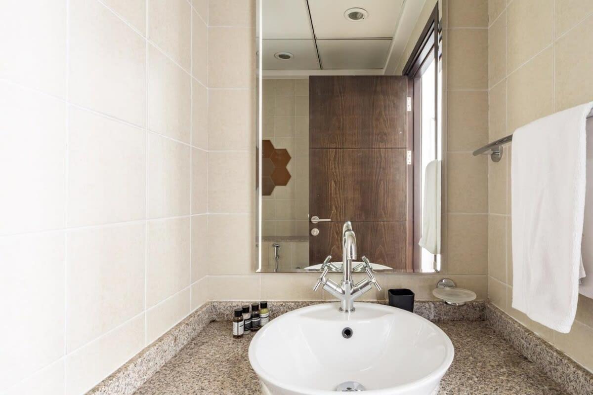 Frank Porter - Torch Apartemen Dubai