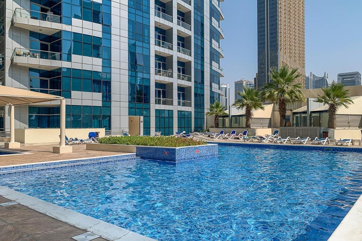 Frank Porter - Bay Apartemen Dubai