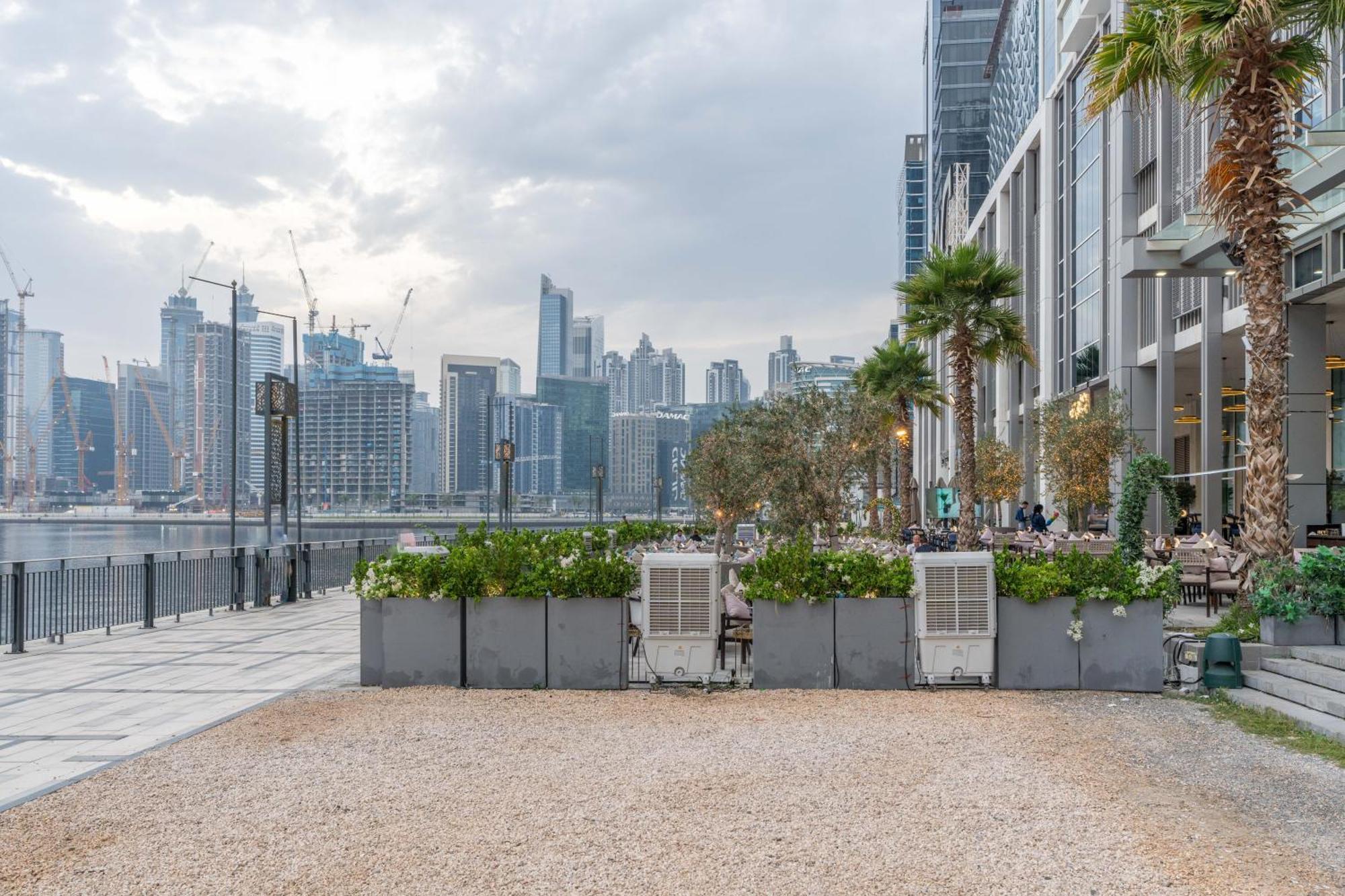 Spacious Luxe Family With Canal & Burj Khalifa View Apartamento Dubái