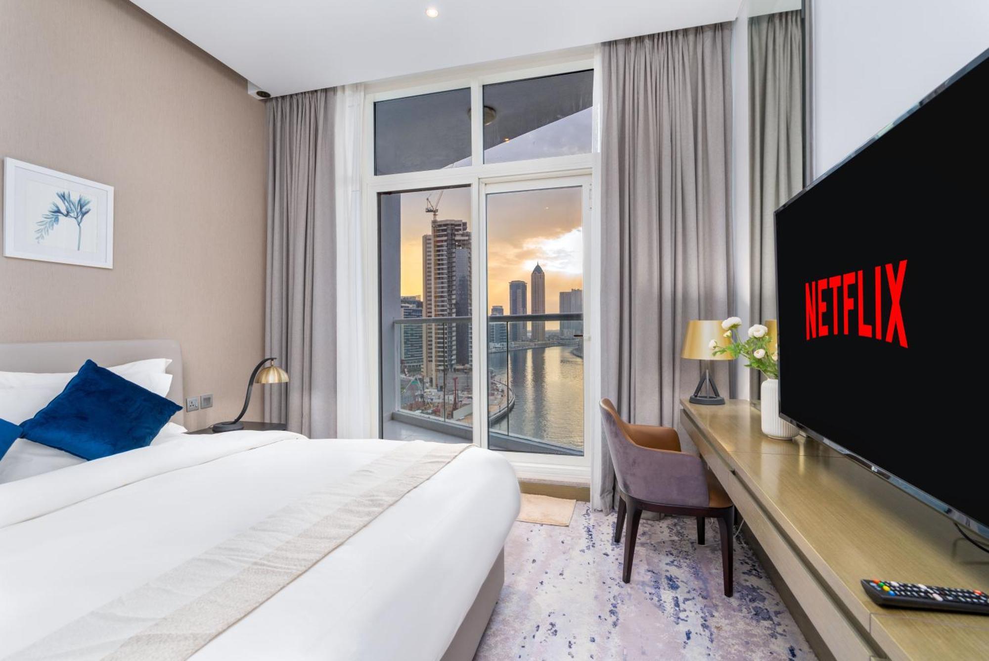 Apartamento Spacious Luxe Family With Canal & Burj Khalifa View Dubái