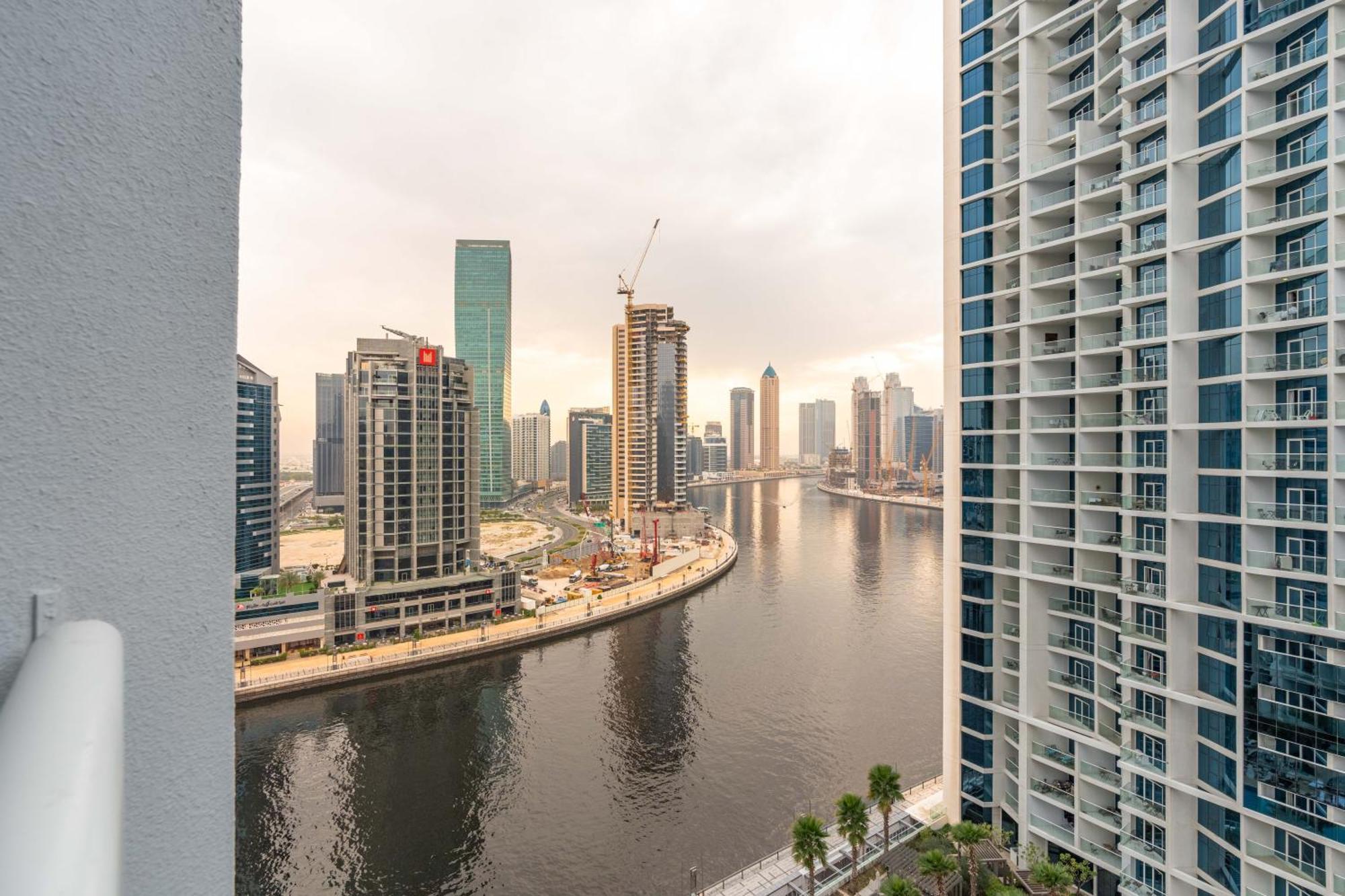 Spacious Luxe Family With Canal & Burj Khalifa View Dubái