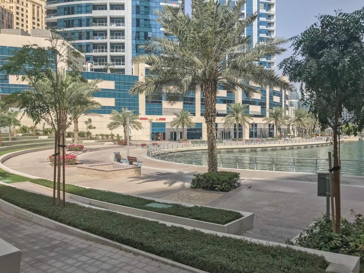 Frank Porter - Marina Quays West Tower Apartment *