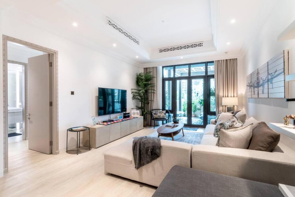 Apartment First Class 1br Tranquil Oasis In Old Town Dubai