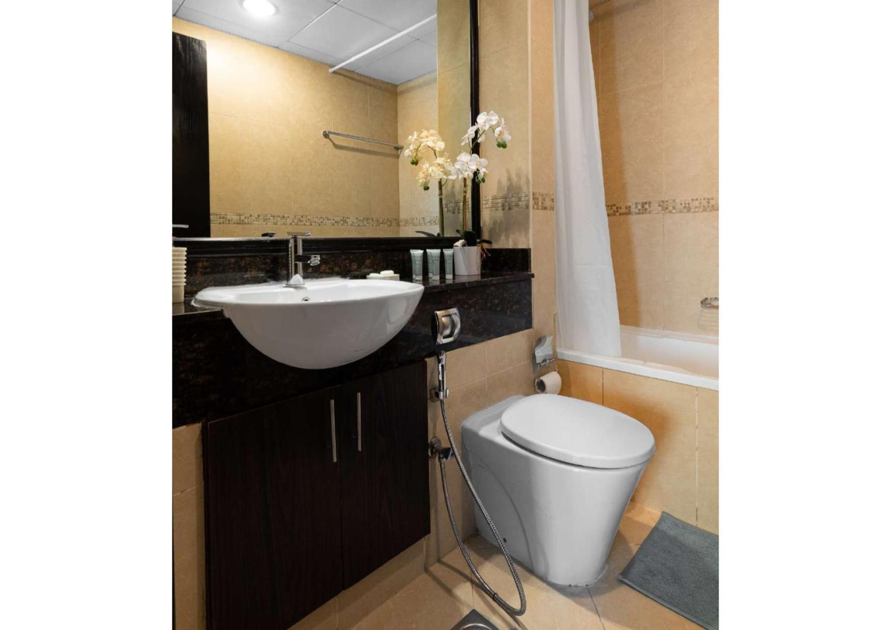 Elevate Your Lifestyle At Goldcrest Bldg. Appartement Dubaï