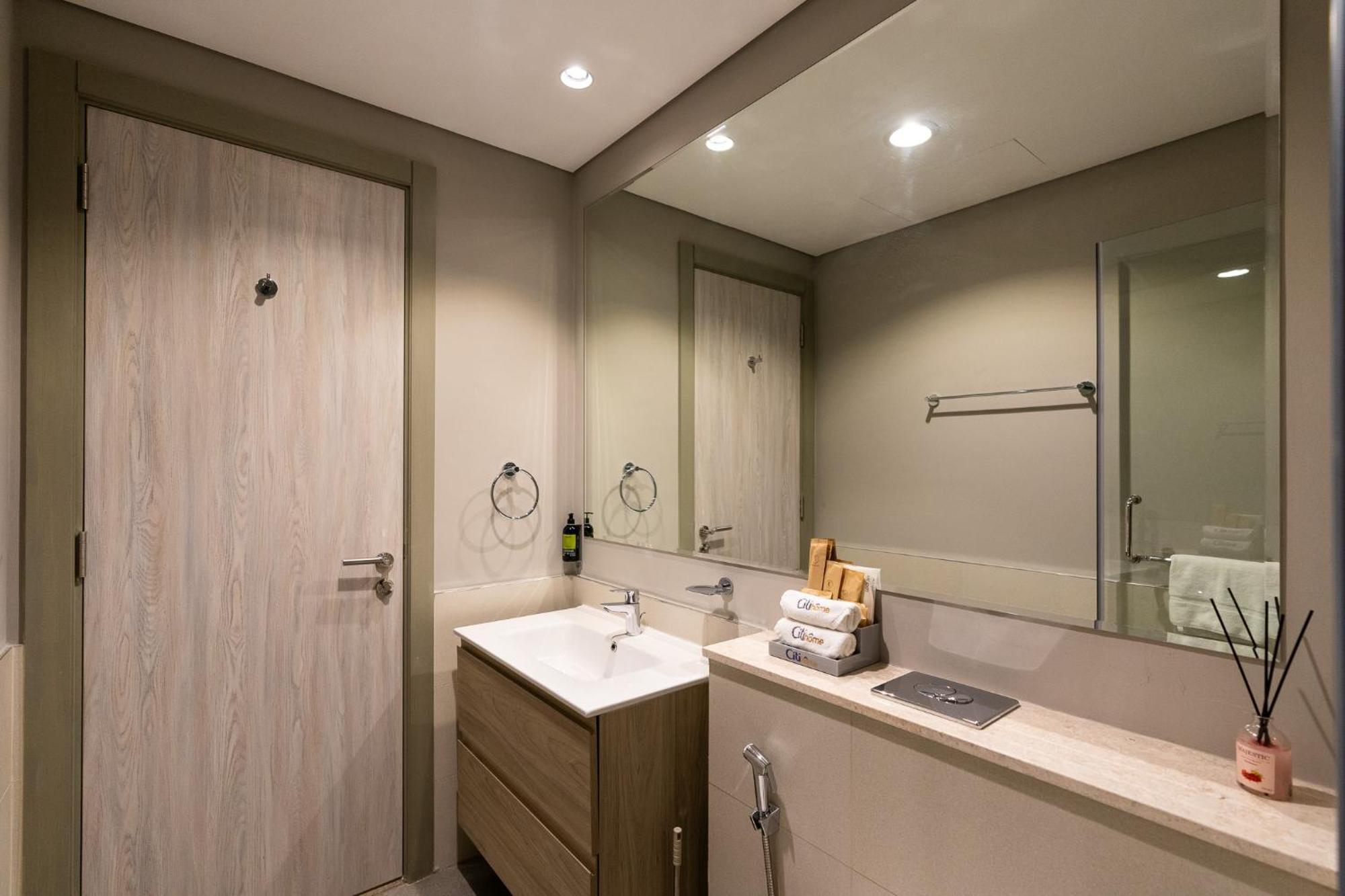 Citihome-1br In Business Bay Overlooking The Canal Dubai