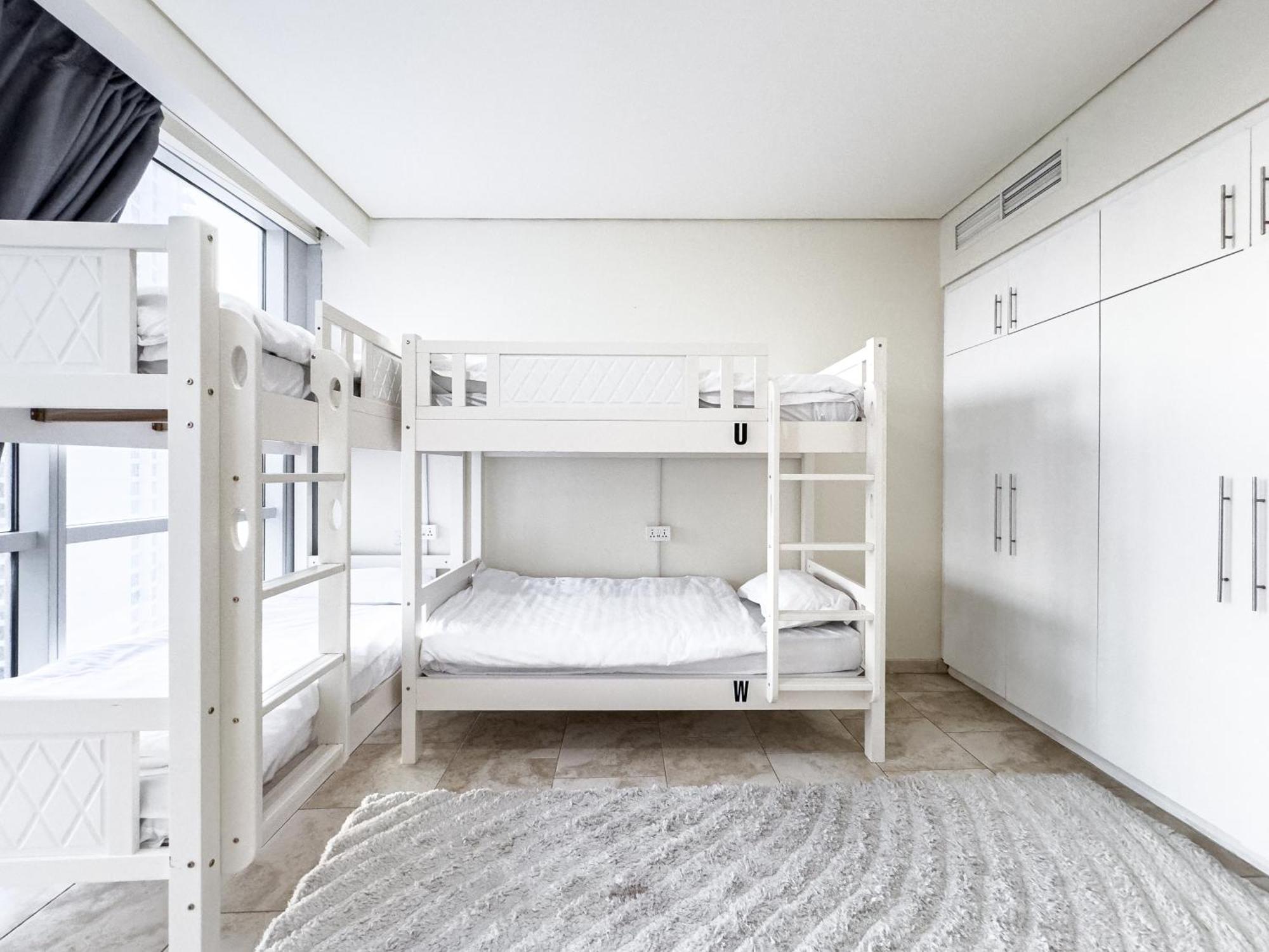 Ar Holiday Jbr Albergue