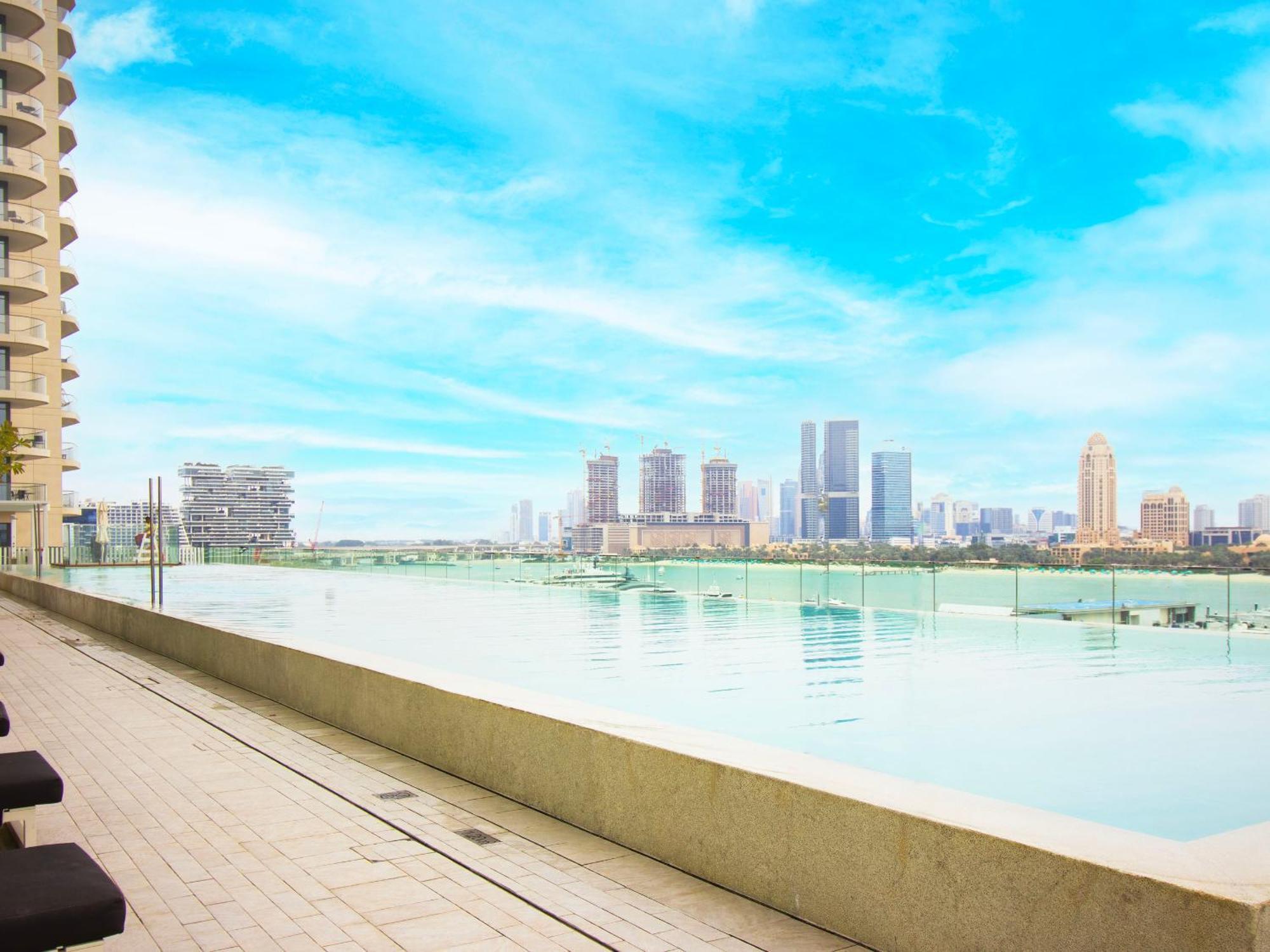 Apartment Oceanfront Escape: Stylish 1 Bedroom In Beachfront *