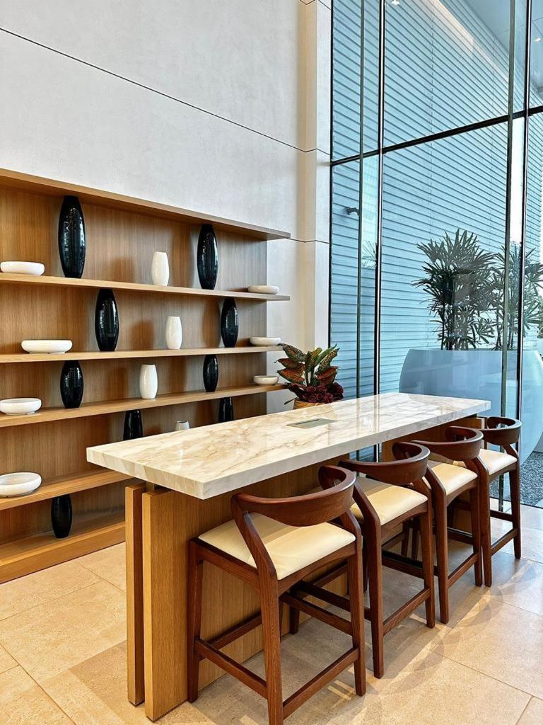 La Vie, Jbr- Sea View With Beach Access- Happy Holidays Lux Apartemen *